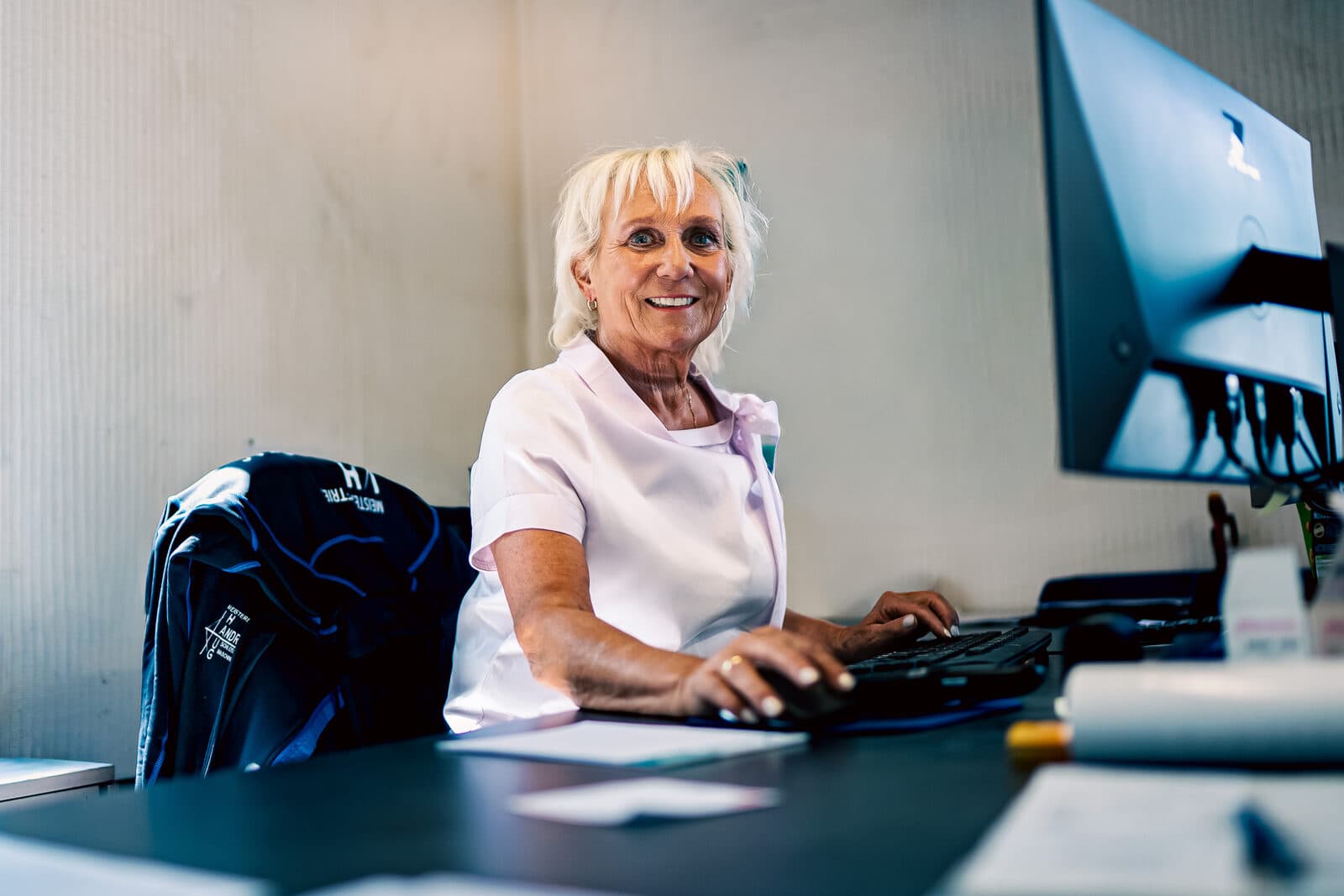 Mitarbeiterin der Haug GmbH im Büro am Rechner, nimmt eine Anfrage auf