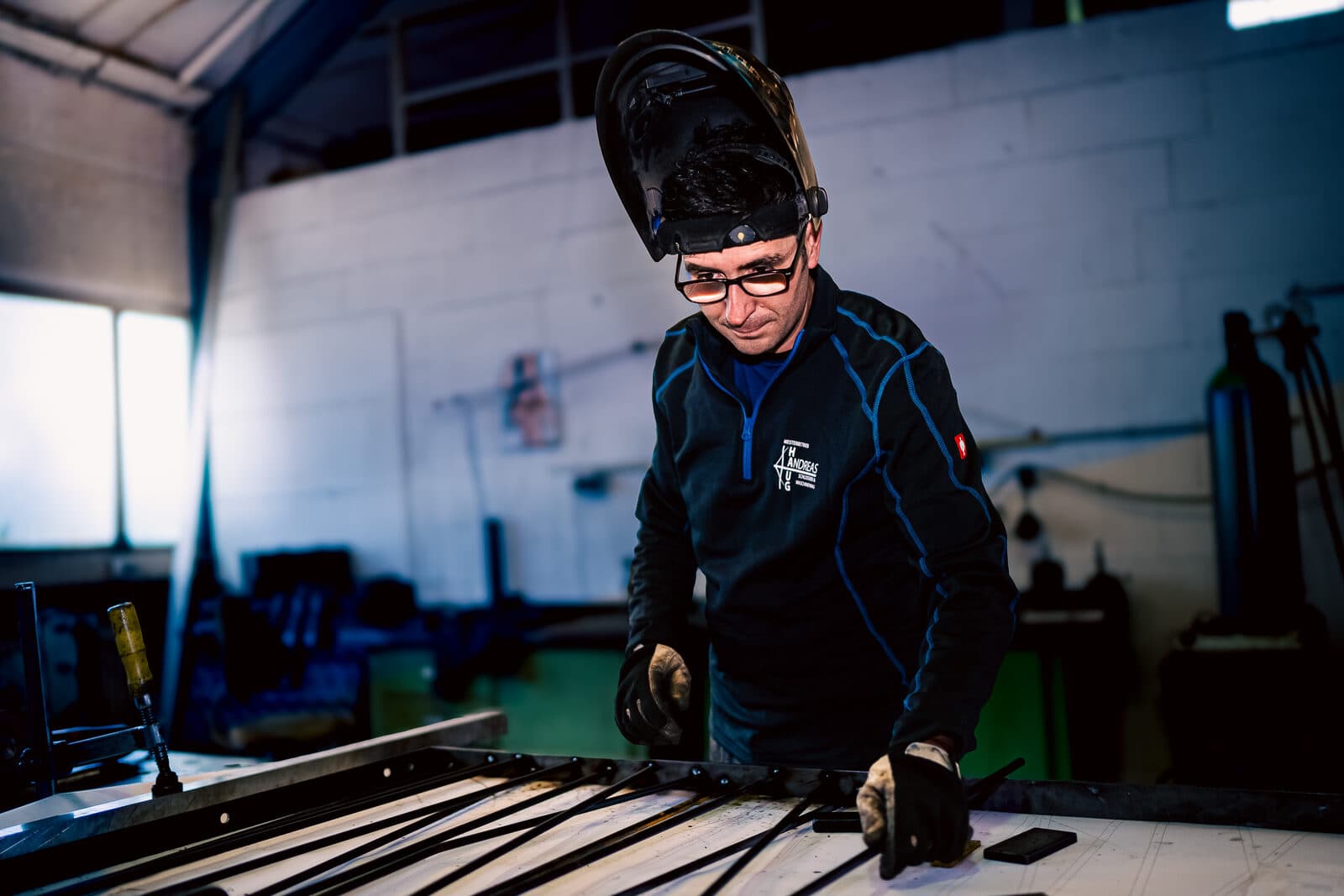 Schweißer der Haug GmbH arbeitet in der Werkstatt an einem Gitterrahmen