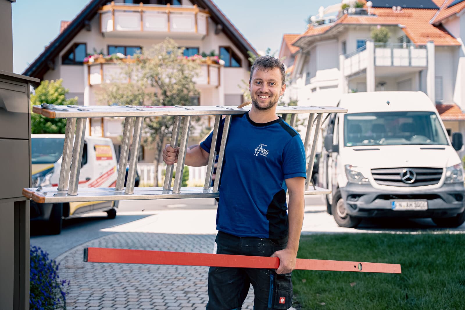Monteur der Haug GmbH trägt ein fertiges Geländerelement zur Baustelle
