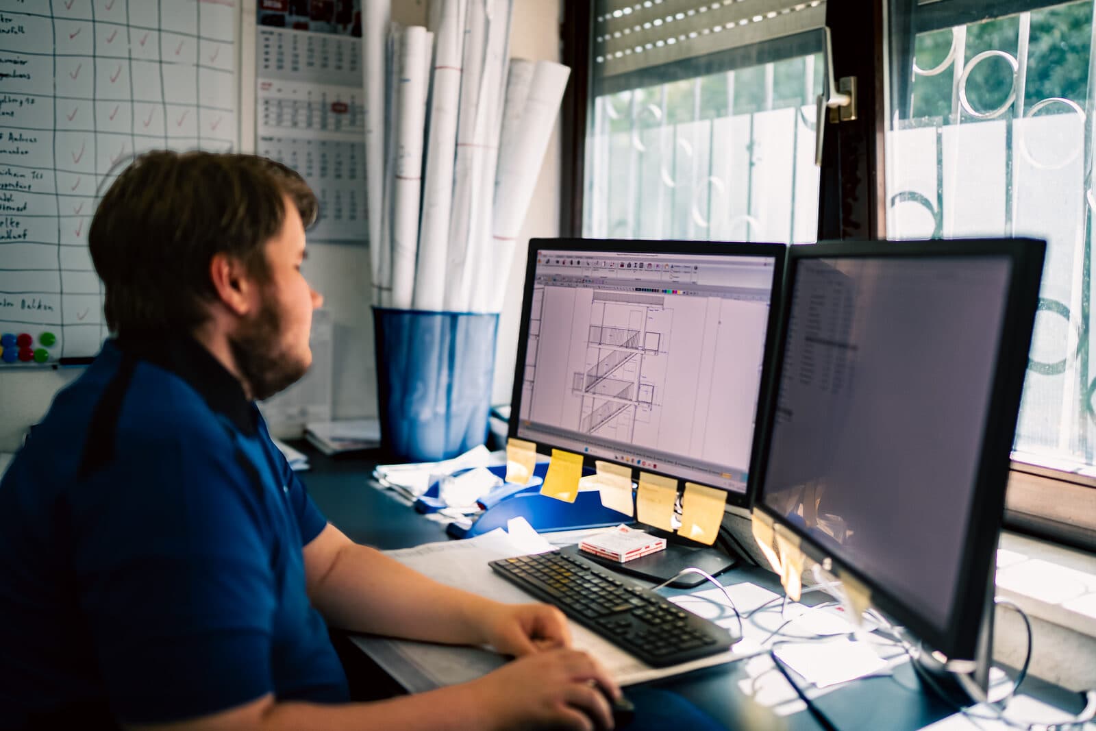 Technischer Produktdesigner der Haug GmbH konstruiert eine Treppe am Rechner