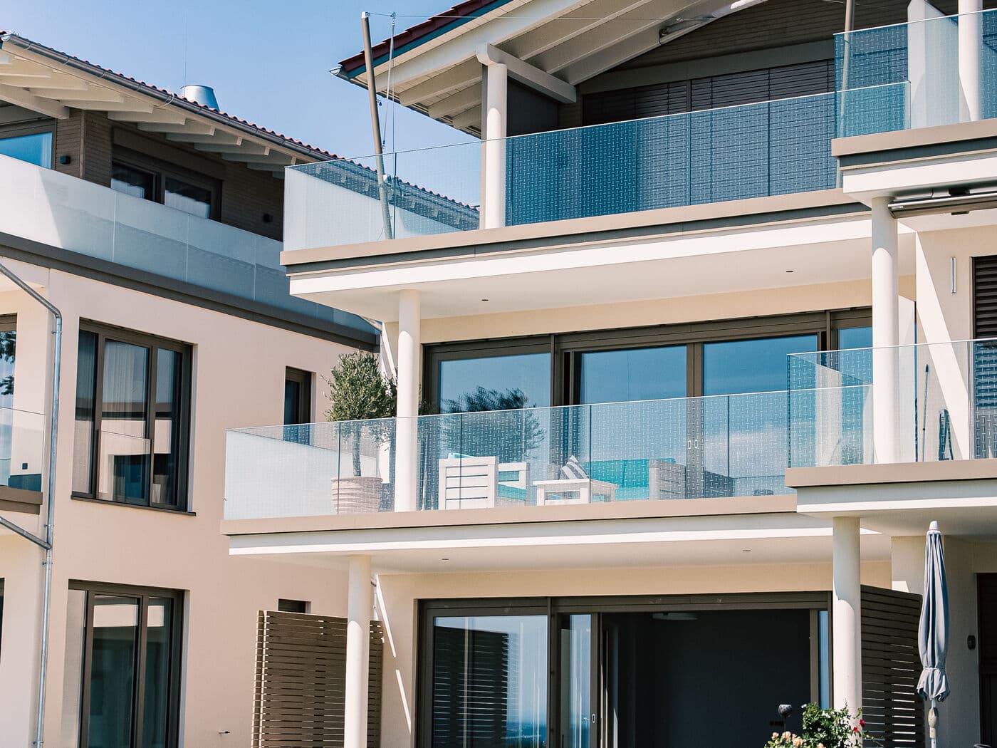 Balkon-Glasgeländer von Haug an einer Wohnanlage in Immenstaad am Bodensee