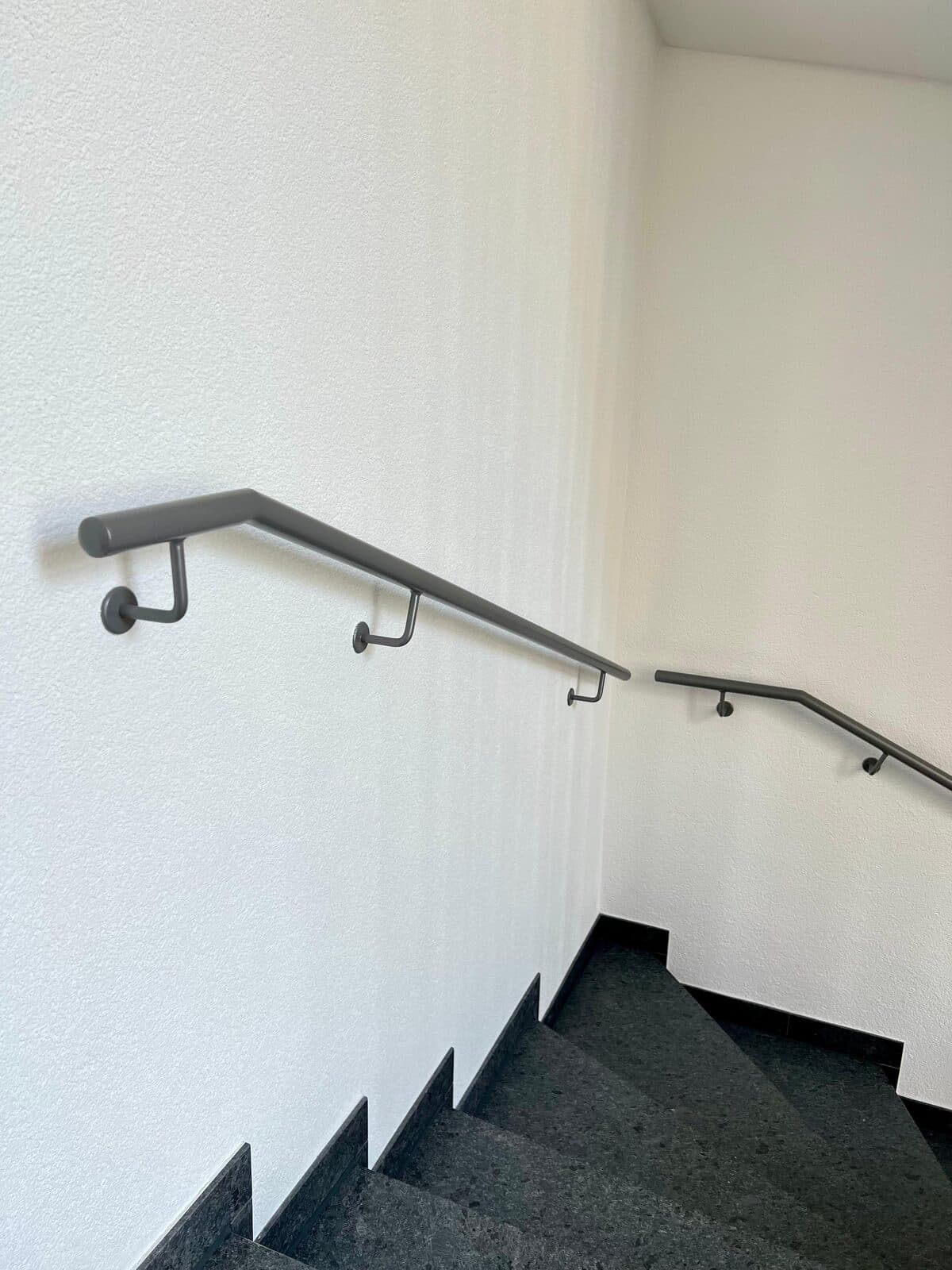 Anthrazit beschichteter Handlauf von Haug in einem Treppenhaus