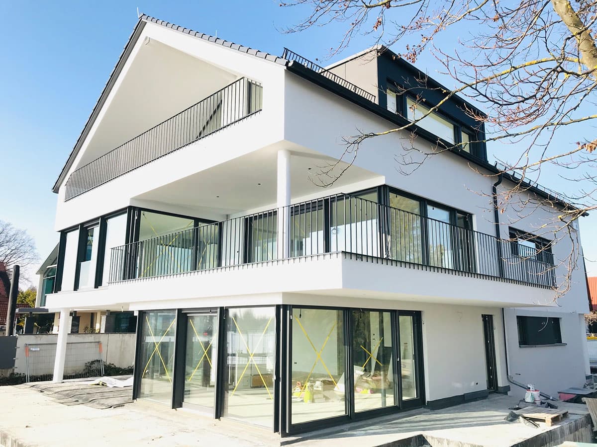 Balkongeländer von Haug an einem modernen Wohnhaus