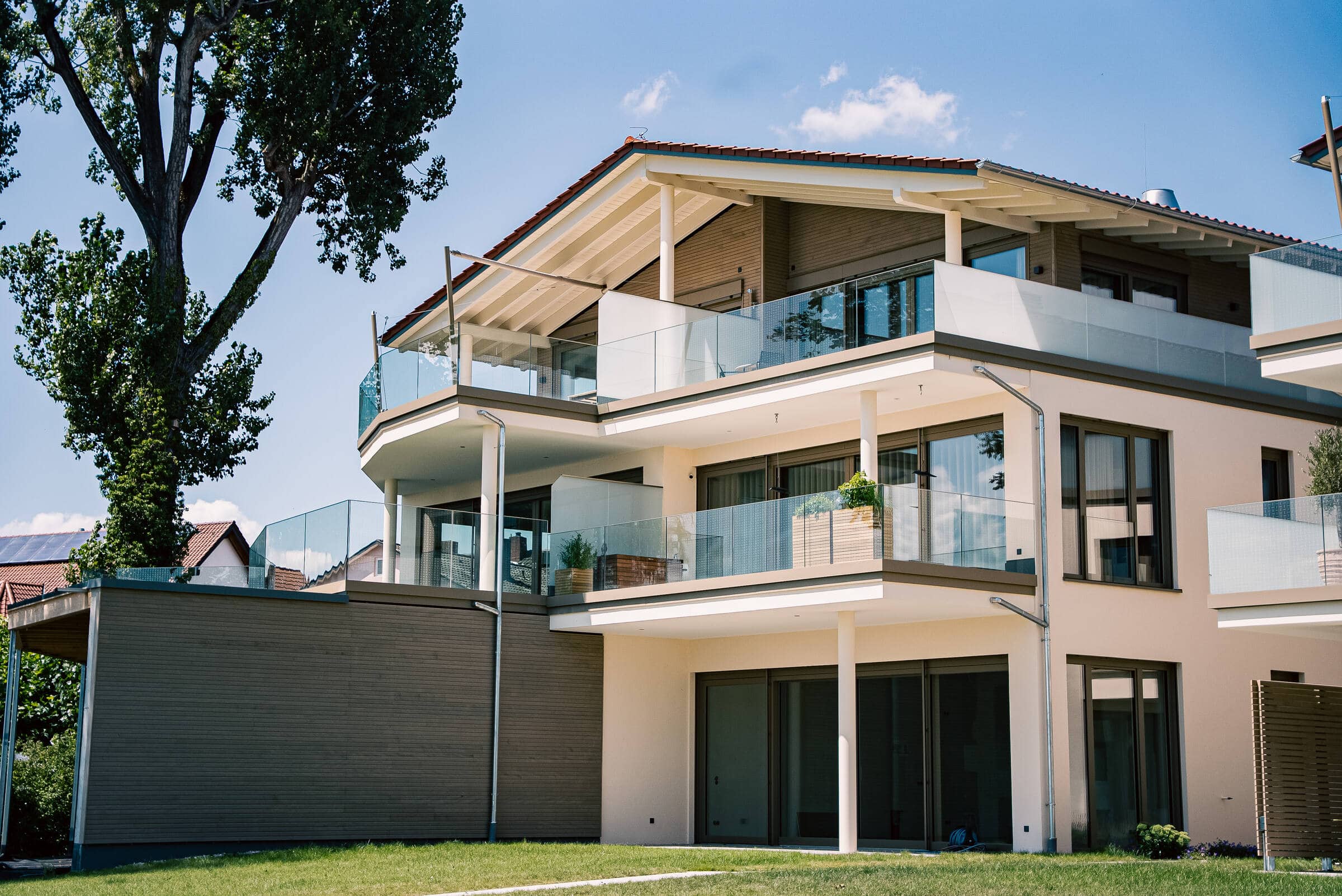 Moderne Wohnanlage mit Glasgeländern von Haug in Immenstaad am Bodensee