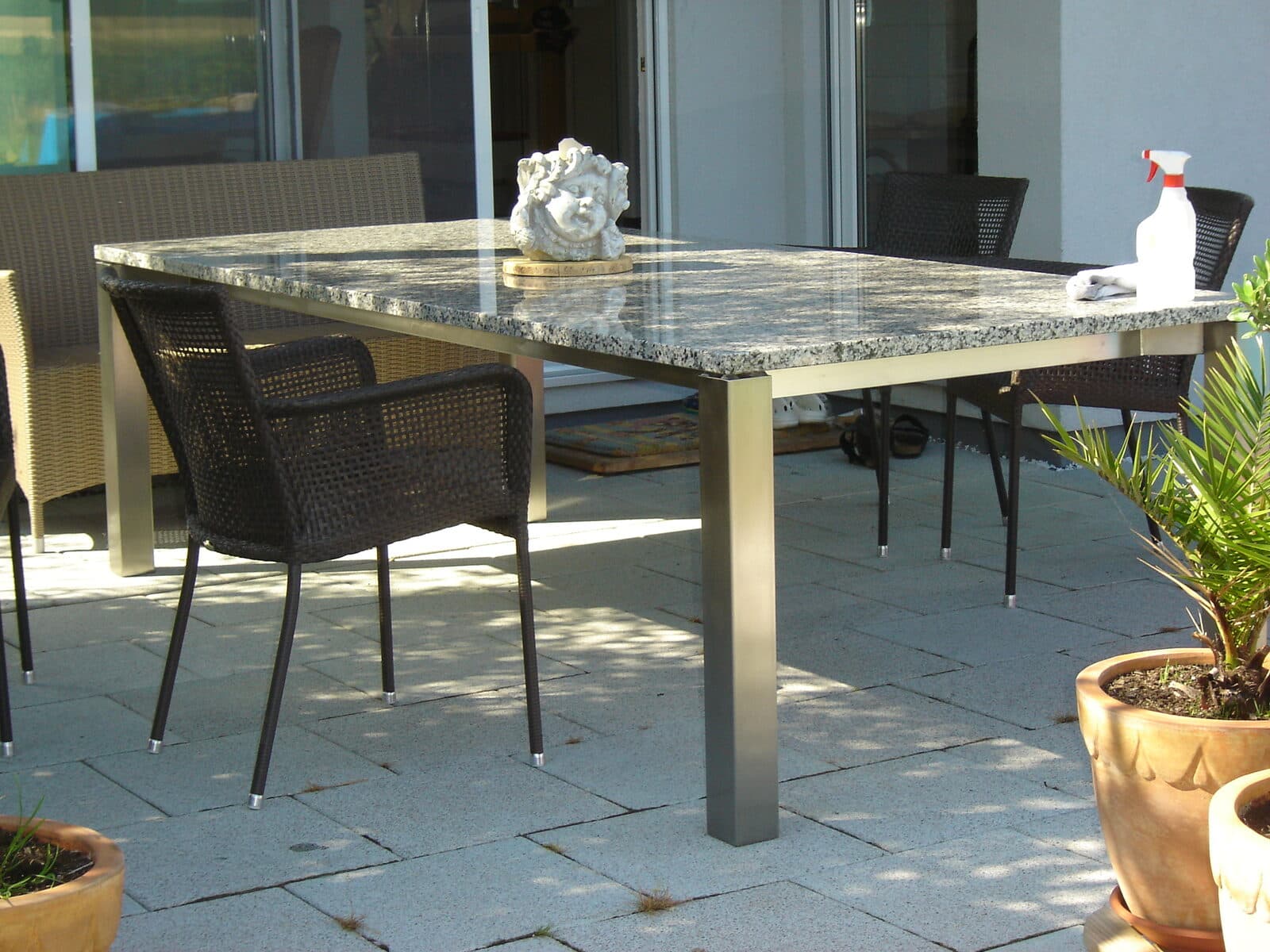 Terrassentisch von Haug mit Edelstahlgestell und Granitplatte