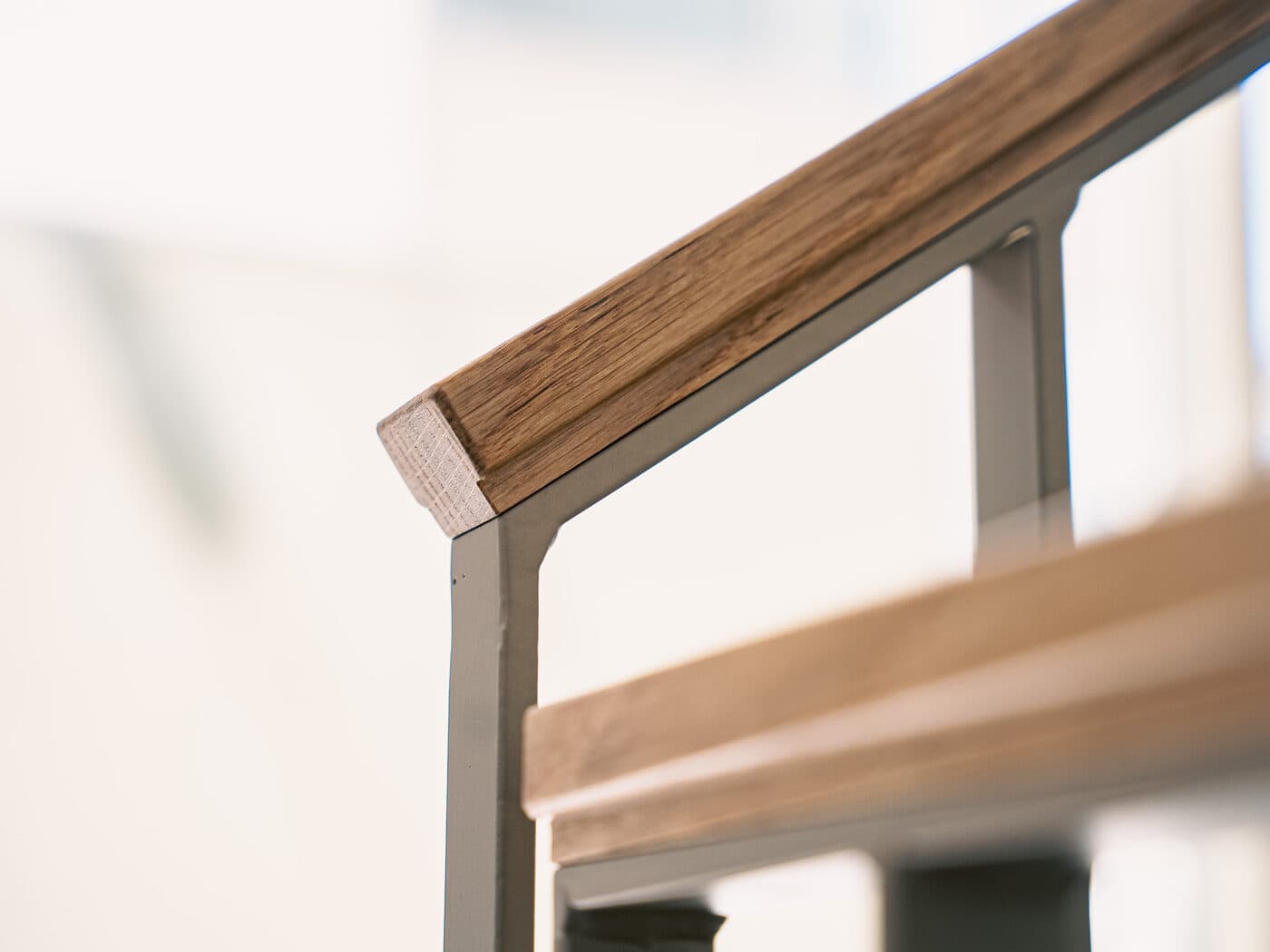 Projektfoto Haug: Ergonomisch geformter Eiche-Handlauf des Innentreppengeländers in Immenstaad, Detail