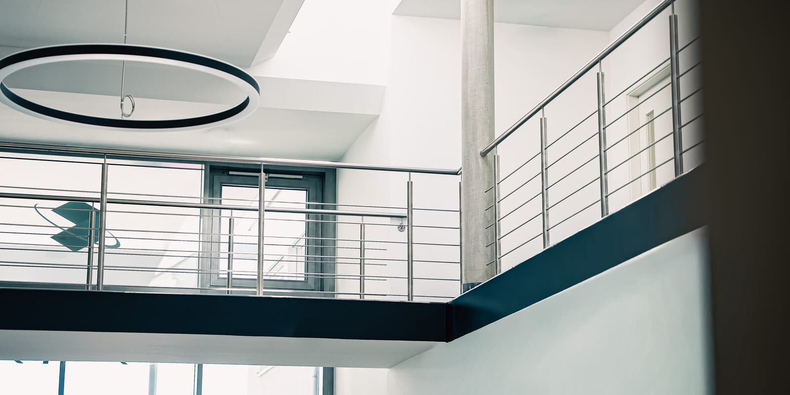 Galeriegeländer aus Edelstahl von Haug im Innenraum von CarboSpaceTech und SpaceTech in Kippenhausen