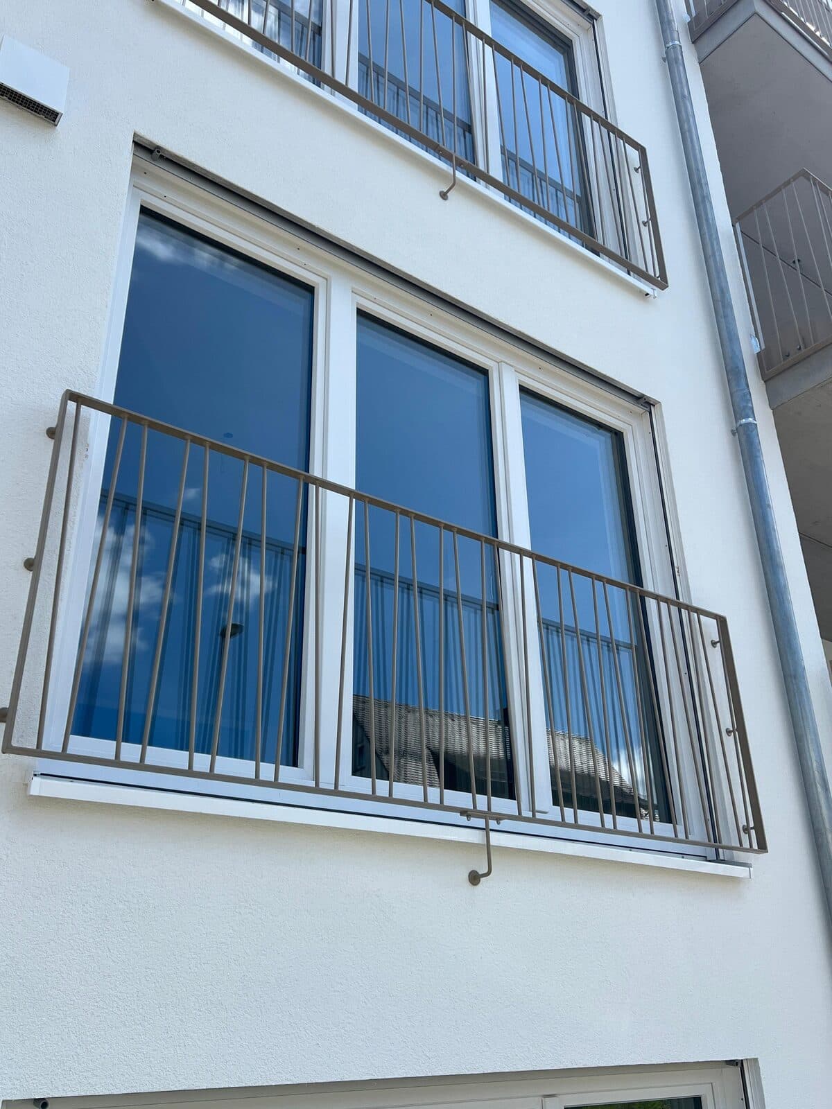 Absturzsicherung von Haug mit abwechselnd senkrechten Stäben an einem bodentiefen Fenster