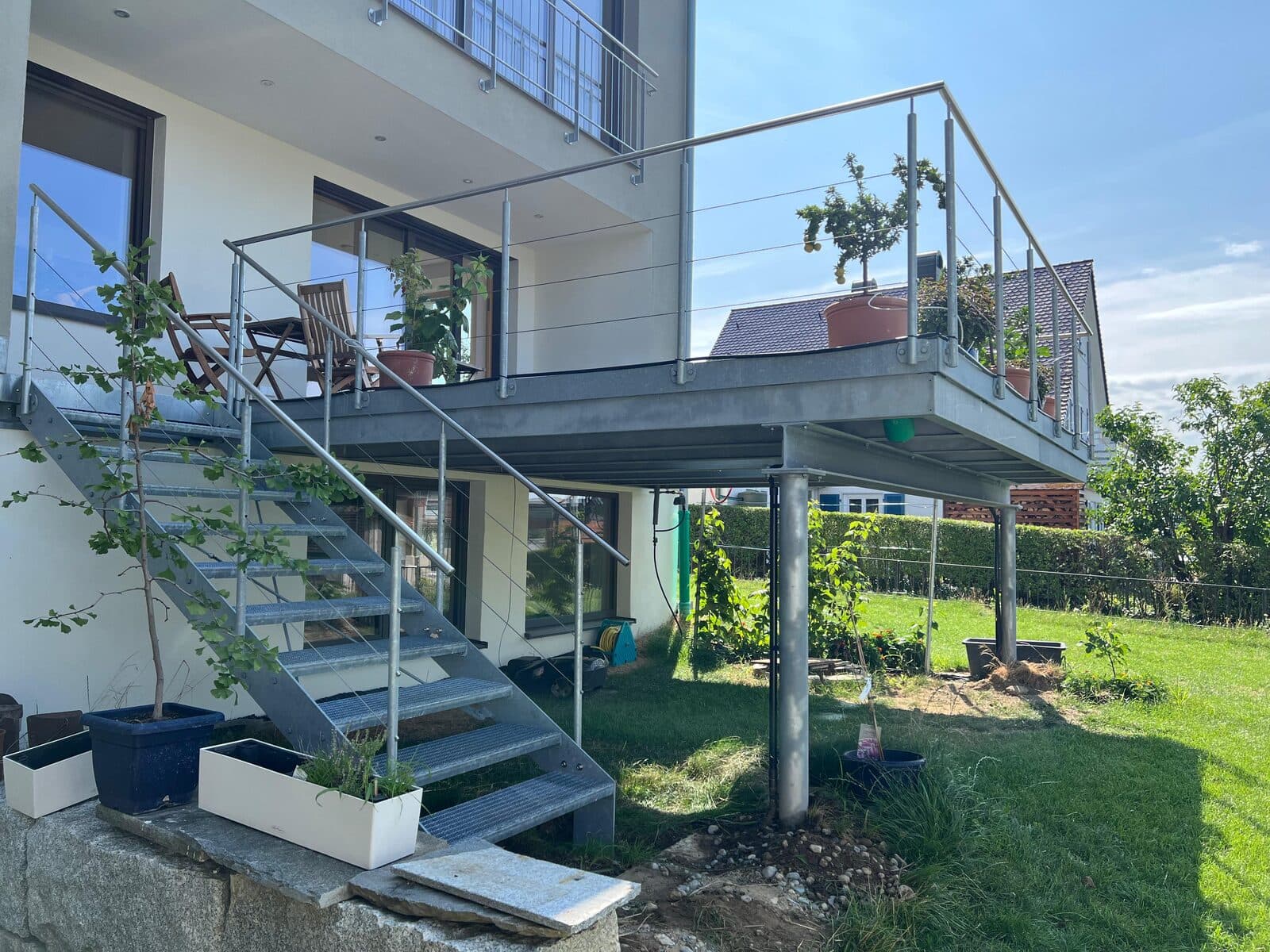 Stahlbalkon von Haug mit außenliegender Treppe und Seilgeländer, feuerverzinkt