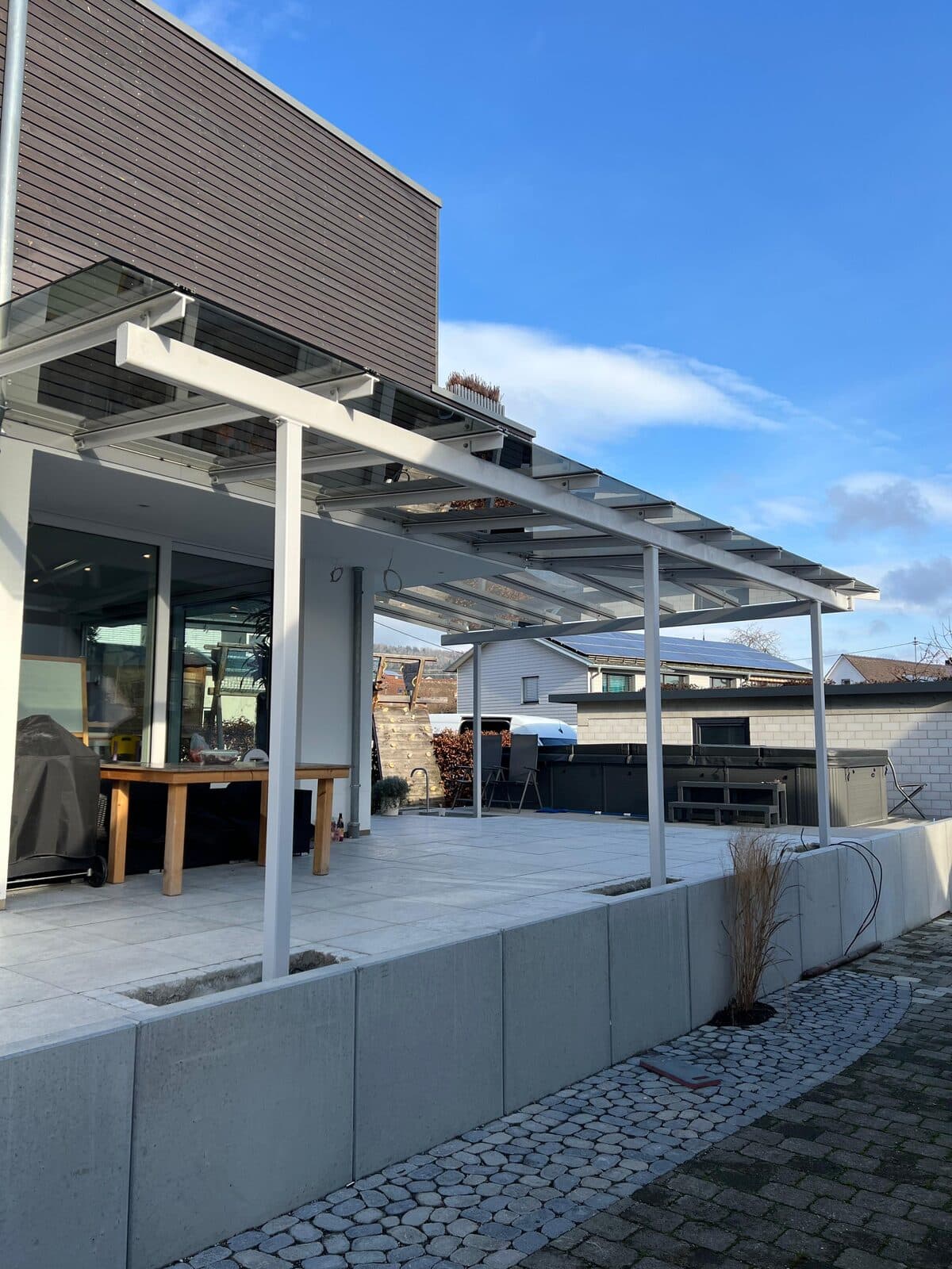 Terrassenüberdachung aus Stahl und Glas von Haug an einem Wohnhaus